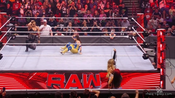 WWE_Monday_Night_RAW_2022_01_03_1080p_HDTV_x264-Star_mkv0573.jpg