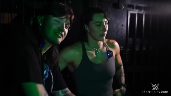 Dom2C_Rhea2C_Scarlett___Shotzi_spend_the_night_at_a_HAUNTED_JAIL_2401.jpg