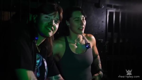 Dom2C_Rhea2C_Scarlett___Shotzi_spend_the_night_at_a_HAUNTED_JAIL_2403.jpg
