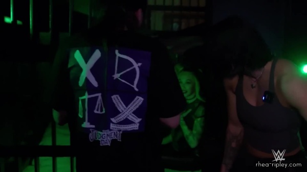 Dom2C_Rhea2C_Scarlett___Shotzi_spend_the_night_at_a_HAUNTED_JAIL_2466.jpg