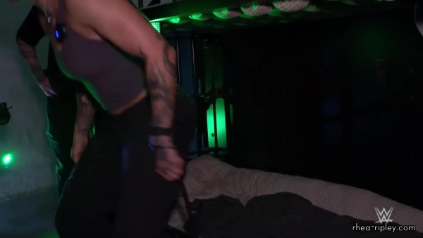 Dom2C_Rhea2C_Scarlett___Shotzi_spend_the_night_at_a_HAUNTED_JAIL_3458.jpg