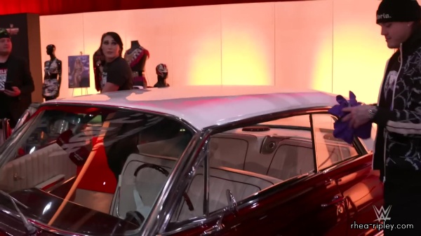 Dominik_Mysterio___Rhea_Ripley_crash_the_Wrestlemania_Superstore_360.jpg
