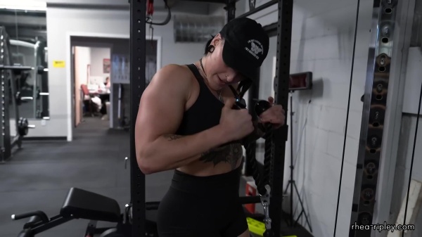 Rhea_Ripley_flexes_on_Sheamus_with_her__Nightmare__Arms_workout_3808.jpg