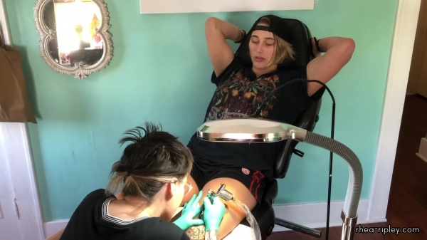 Rhea_Ripley_gets_a_tattoo21_543.jpg