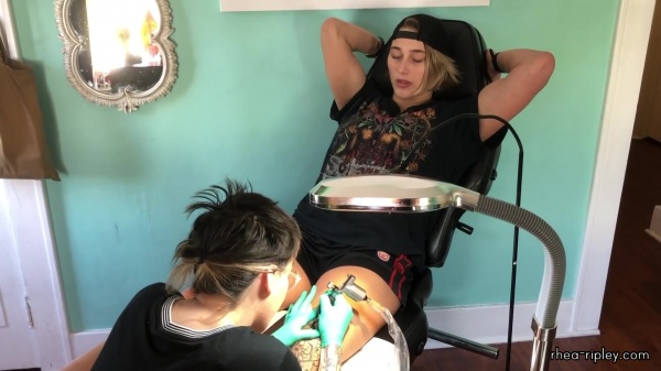 Rhea_Ripley_gets_a_tattoo21_547.jpg