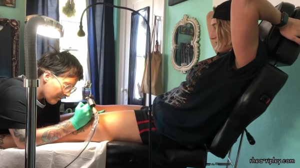 Rhea_Ripley_gets_a_tattoo21_578.jpg