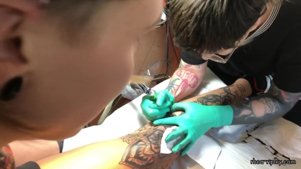 Rhea_Ripley_gets_a_tattoo21_604.jpg