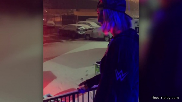 Rhea_Ripley_s_first_time_seeing_snow21_502.jpg