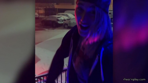 Rhea_Ripley_s_first_time_seeing_snow21_524.jpg