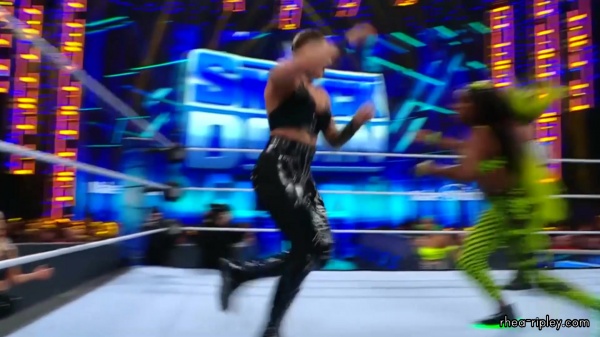 WWE_Friday_Night_SmackDown_2022_04_15_1080p_HDTV_x264-Star_0821.jpg
