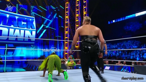 WWE_Friday_Night_SmackDown_2022_04_15_1080p_HDTV_x264-Star_0939.jpg