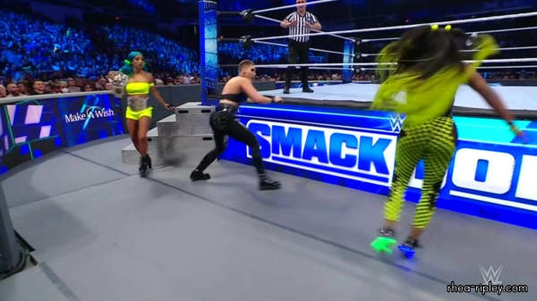 WWE_Friday_Night_SmackDown_2022_04_15_1080p_HDTV_x264-Star_1063.jpg