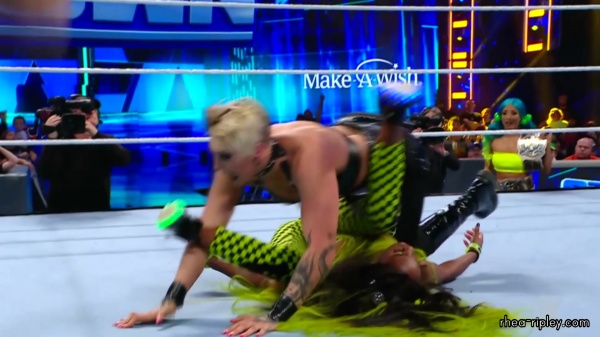 WWE_Friday_Night_SmackDown_2022_04_15_1080p_HDTV_x264-Star_1790.jpg