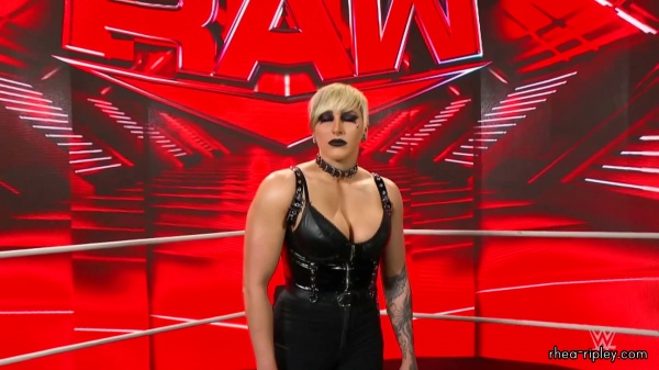 WWE_Monday_Night_RAW_2022_04_25_1080p_HDTV_x264-Star_Trim_part_2_087.jpg