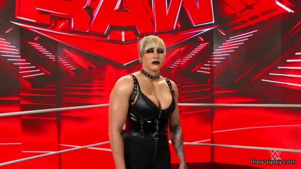 WWE_Monday_Night_RAW_2022_04_25_1080p_HDTV_x264-Star_Trim_part_2_088.jpg