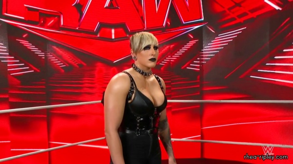 WWE_Monday_Night_RAW_2022_04_25_1080p_HDTV_x264-Star_Trim_part_2_089.jpg