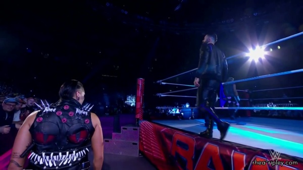 WWE_Monday_Night_RAW_2022_08_22_720p_HDTV_x264-Star_part_1_1159.jpg