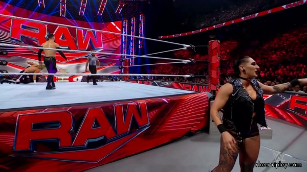 WWE_Monday_Night_RAW_2022_08_22_720p_HDTV_x264-Star_part_1_1572.jpg