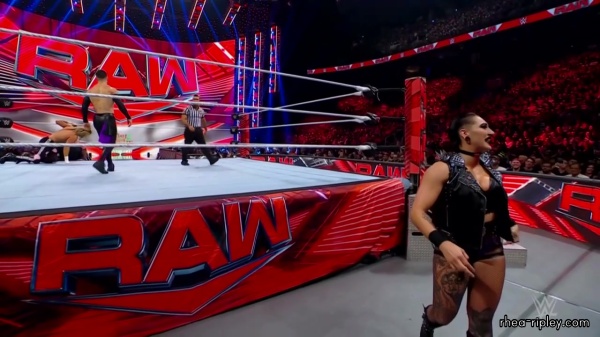 WWE_Monday_Night_RAW_2022_08_22_720p_HDTV_x264-Star_part_1_1573.jpg