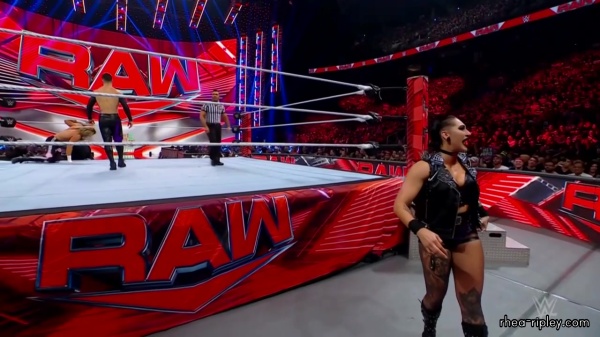 WWE_Monday_Night_RAW_2022_08_22_720p_HDTV_x264-Star_part_1_1574.jpg