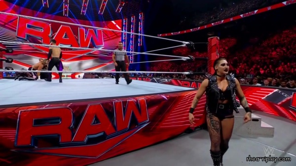 WWE_Monday_Night_RAW_2022_08_22_720p_HDTV_x264-Star_part_1_1576.jpg