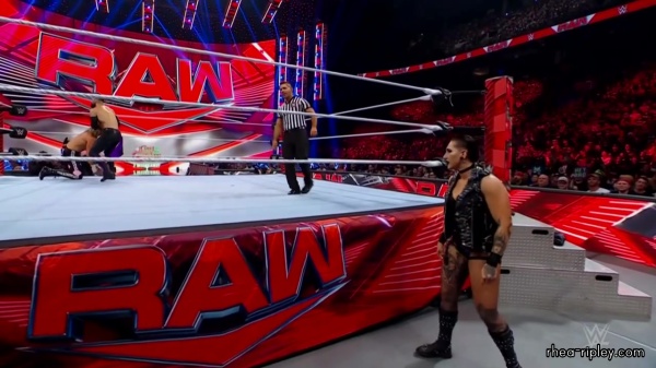 WWE_Monday_Night_RAW_2022_08_22_720p_HDTV_x264-Star_part_1_1578.jpg