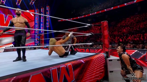 WWE_Monday_Night_RAW_2022_08_22_720p_HDTV_x264-Star_part_1_1604.jpg