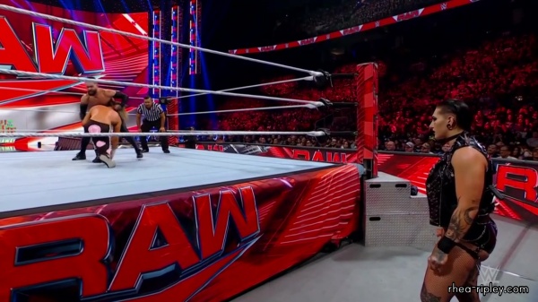 WWE_Monday_Night_RAW_2022_08_22_720p_HDTV_x264-Star_part_1_1917.jpg