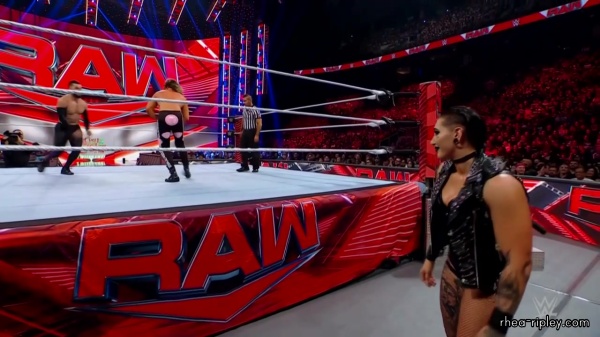 WWE_Monday_Night_RAW_2022_08_22_720p_HDTV_x264-Star_part_1_2265.jpg
