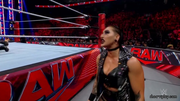 WWE_Monday_Night_RAW_2022_08_22_720p_HDTV_x264-Star_part_1_2313.jpg