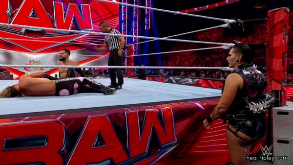 WWE_Monday_Night_RAW_2022_08_22_720p_HDTV_x264-Star_part_1_2338.jpg