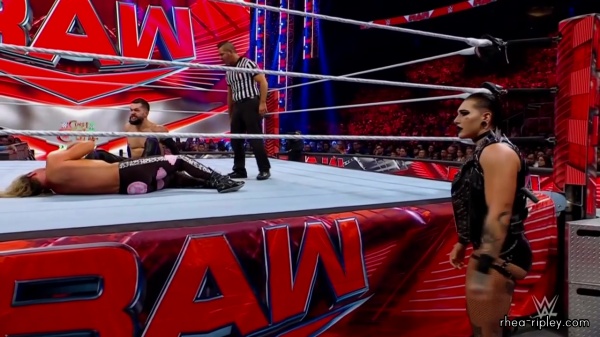 WWE_Monday_Night_RAW_2022_08_22_720p_HDTV_x264-Star_part_1_2339.jpg