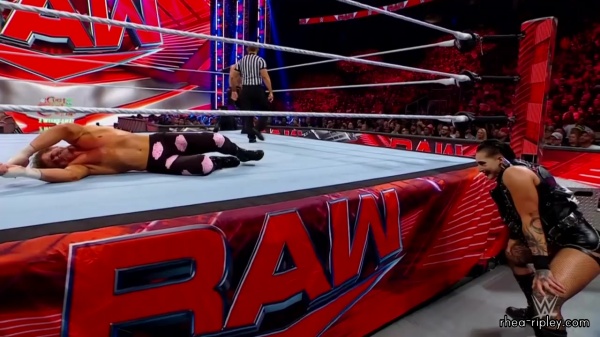 WWE_Monday_Night_RAW_2022_08_22_720p_HDTV_x264-Star_part_1_2373.jpg
