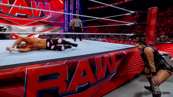 WWE_Monday_Night_RAW_2022_08_22_720p_HDTV_x264-Star_part_1_2374.jpg