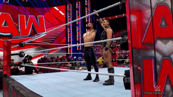 WWE_Monday_Night_RAW_2022_08_22_720p_HDTV_x264-Star_part_1_3227.jpg