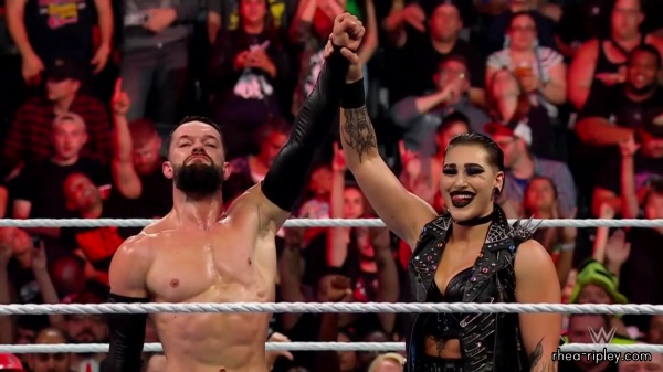 WWE_Monday_Night_RAW_2022_08_22_720p_HDTV_x264-Star_part_1_3232.jpg