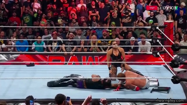 WWE_Monday_Night_RAW_2022_08_22_720p_HDTV_x264-Star_part_3_073.jpg