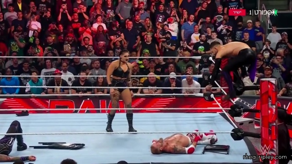 WWE_Monday_Night_RAW_2022_08_22_720p_HDTV_x264-Star_part_3_103.jpg