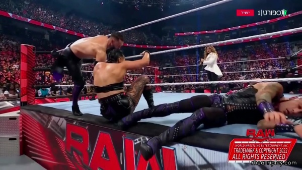 WWE_Monday_Night_RAW_2022_08_22_720p_HDTV_x264-Star_part_3_277.jpg