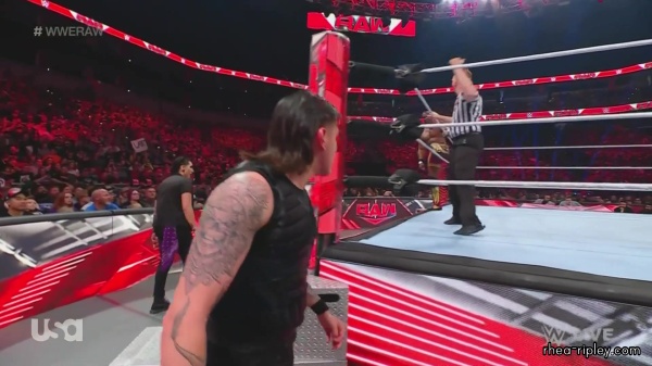 WWE_Monday_Night_Raw_2022_11_14_1080p_HDTV_x264-NWCHD_part_2_0895.jpg