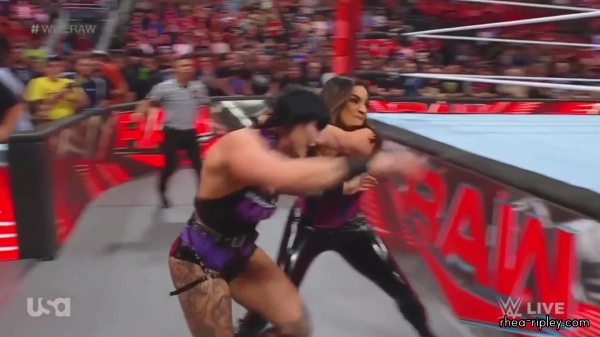 WWE_Monday_Night_Raw_2023_08_21_1080p_HDTV_x264-NWCHD_part_4_1074.jpg