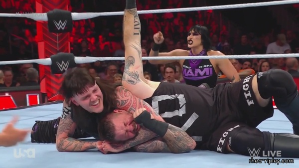 WWE_Monday_Night_Raw_2023_08_21_1080p_HDTV_x264-NWCHD_part_6_1516.jpg