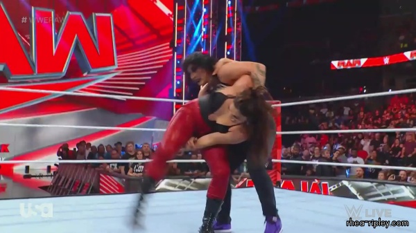 WWE_Monday_Night_Raw_2023_08_28_1080p_HDTV_x264-NWCHD_part_2_0992.jpg