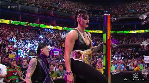 Click to view full size image
==============
WWE_Money_In_The_Bank_2023_Rhea_Ringside_Attacks_Cody_0763.jpg WWE_Money_In_The_Bank_2023_Rhea_Ringside_Attacks_Cody_0763.jpg