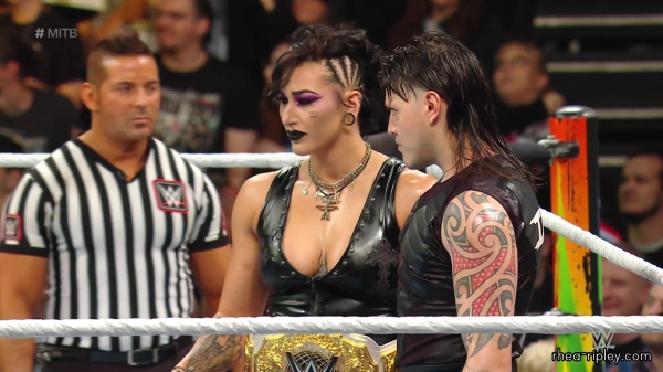 WWE_Money_In_The_Bank_2023_Rhea_Ringside_Attacks_Cody_0884.jpg