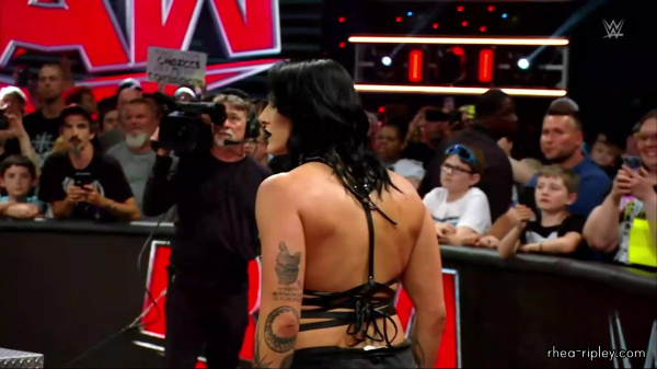 WWE_RAW_2024_07_15_1080p_HDTV_h264-ALRAGUM_part_5_000809.jpg