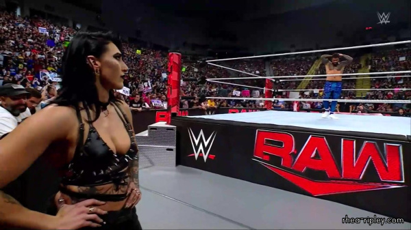 WWE_RAW_2024_07_15_1080p_HDTV_h264-ALRAGUM_part_5_001043.jpg