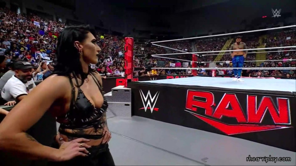 WWE_RAW_2024_07_15_1080p_HDTV_h264-ALRAGUM_part_5_001047.jpg