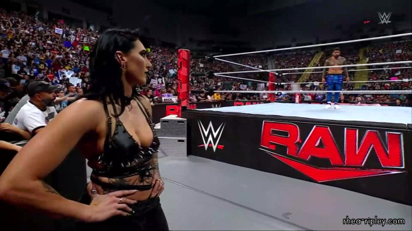 WWE_RAW_2024_07_15_1080p_HDTV_h264-ALRAGUM_part_5_001054.jpg