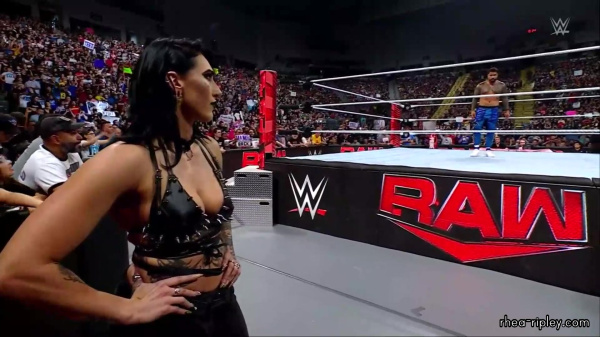 WWE_RAW_2024_07_15_1080p_HDTV_h264-ALRAGUM_part_5_001056.jpg